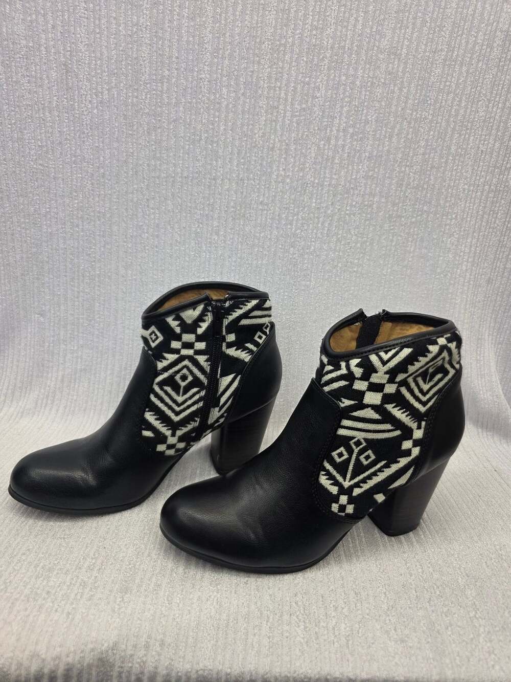 Qupid Black and White Aztec Geometric Pattern Side Zip Ankle Boots Size 7.5
